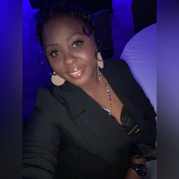 🎤MEET YOUR POSHER LIVE 🛍️ ❤️ LIKE TO BE NOTIFIED FOR MY LIVES. - Picture 4 of 11